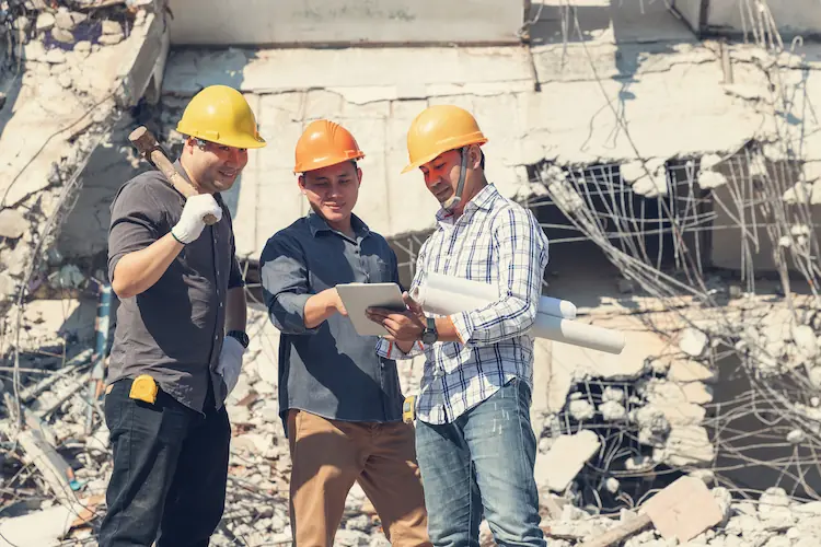 hombres que trabajan en el sitio de construccion